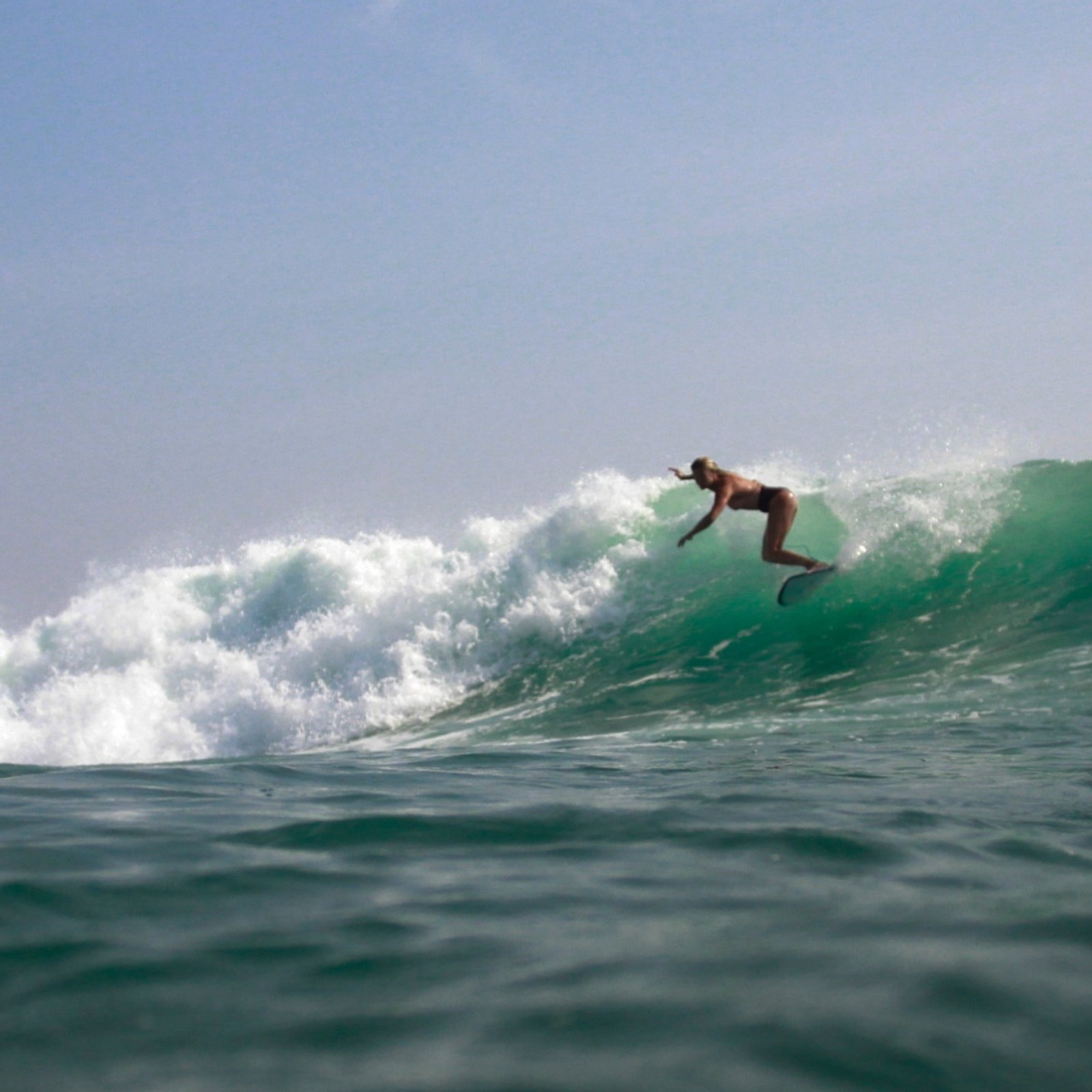 Annelies, coach de Coco Surf School, sur une vague