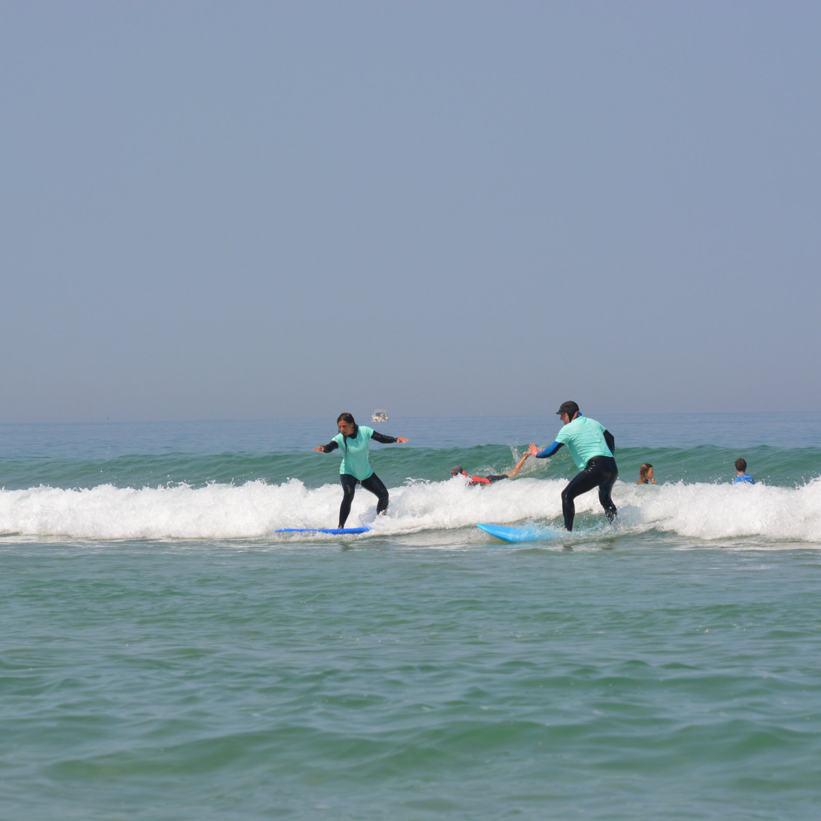 Élèves qui apprennent à surfer dans la mousse