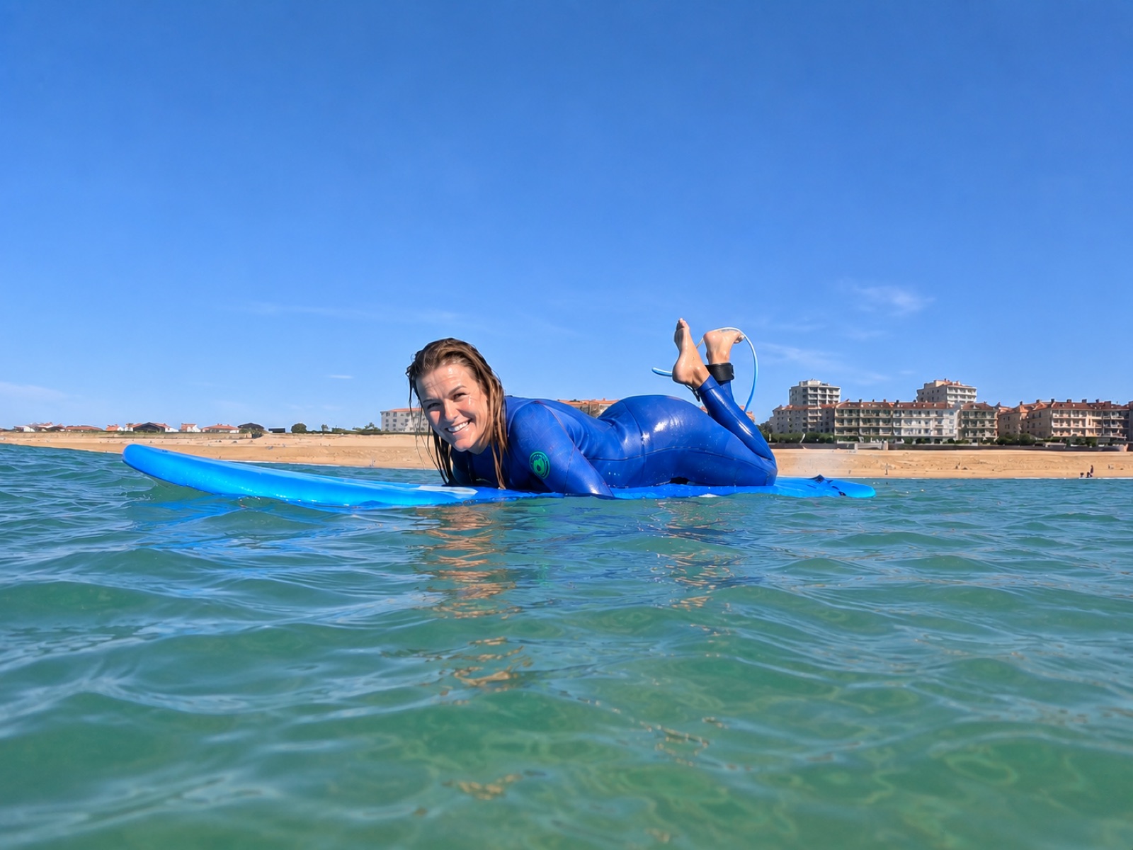 Annelies, coach et fondatrice de Coco Surf School, portrait souriant