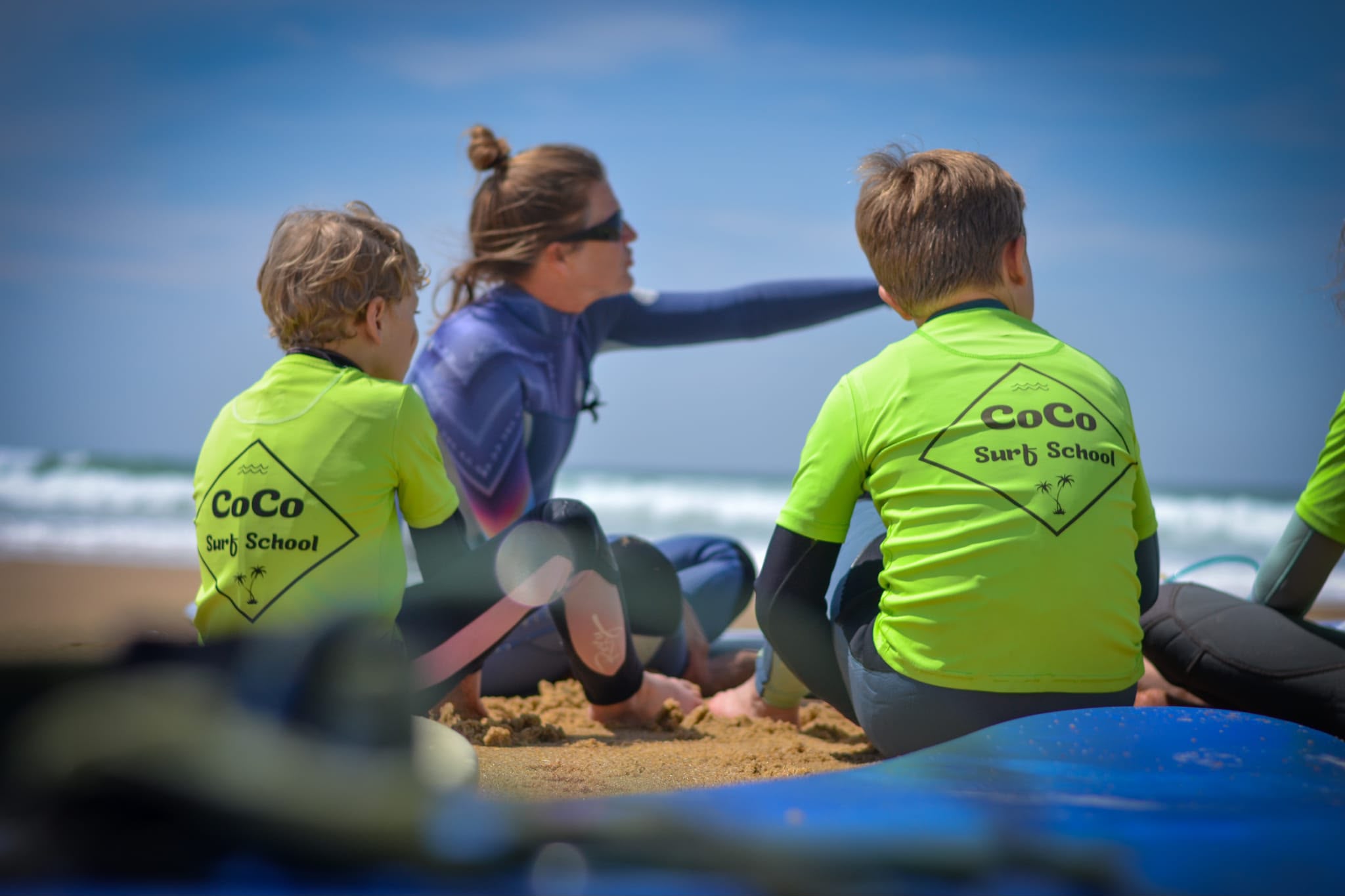 Élèves qui apprennent à surfer dans la mousse